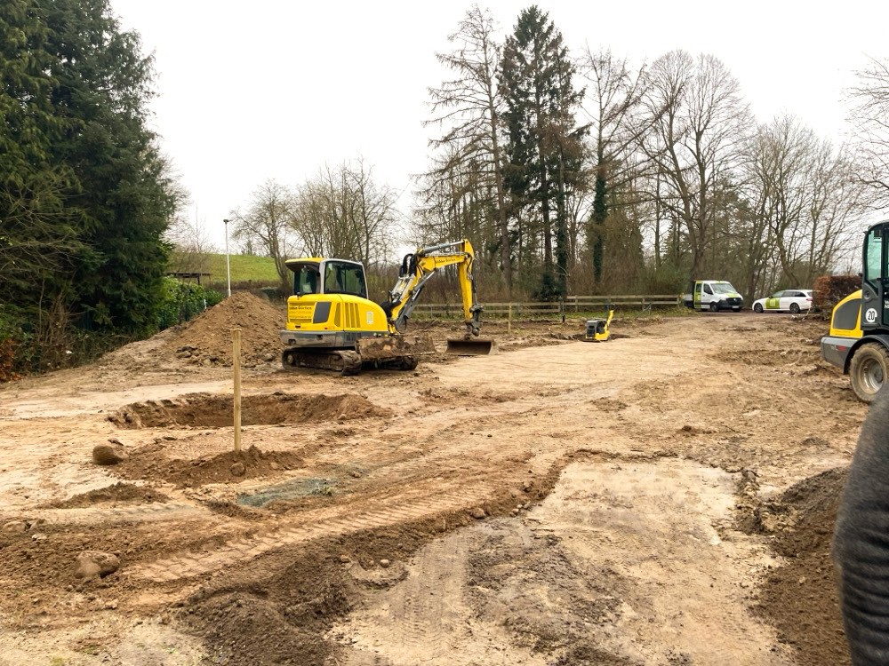 Modellierung des Geländes mit Bagger und Radlader