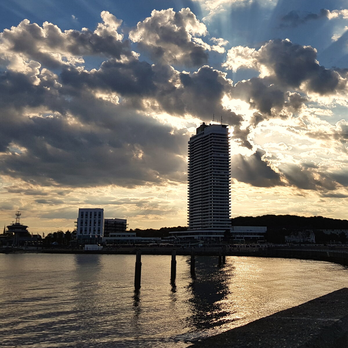 Abendstimmung an der Travemünder Promenade mit Wasser und Maritim-Hotel